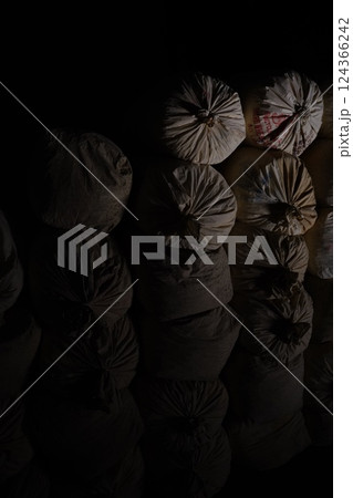 暗がりにある怪しい麻袋 暗がりにある怪しい麻袋 124366242