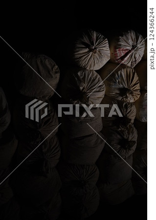 暗がりにある怪しい麻袋 124366244