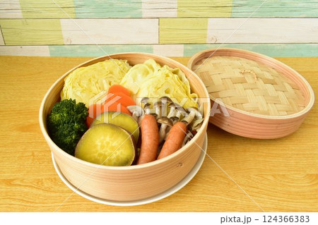 セイロで蒸し野菜 セイロで蒸し野菜 124366383