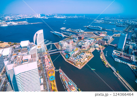 日本の横浜都市景観 初入港。横浜港に到着したオイローパ2。新港ふ頭に接岸。奥は黄砂の影響＝3月25日 124366464