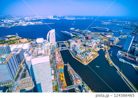 日本の横浜都市景観 初入港。横浜港に到着したオイローパ2。新港ふ頭に接岸。奥は黄砂の影響＝3月25日 124366465