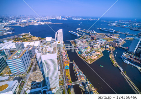 日本の横浜都市景観 初入港。横浜港に到着したオイローパ2。新港ふ頭に接岸。奥は黄砂の影響＝3月25日 124366466