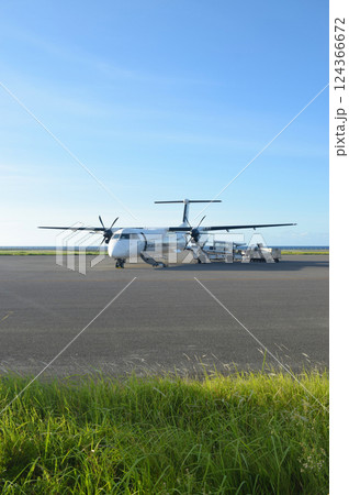 与那国空港に到着した離島便 124366672