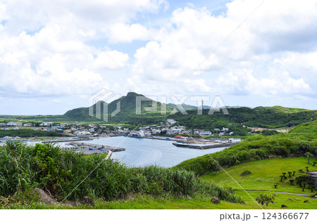 日本最西端の島・与那国島の西崎から久部良地区を望む 日本最西端の島・与那国島の西崎から久部良地区を望む 124366677