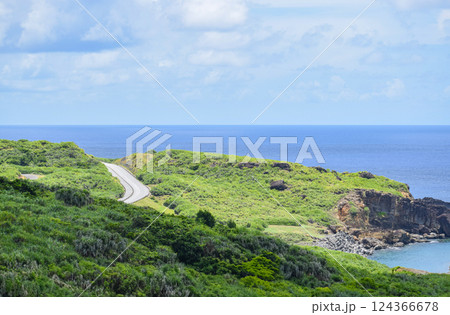 日本最西端の島・与那国島の南側を走る周遊道路 124366678