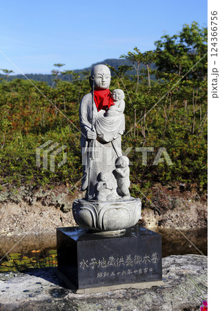 池の前に建立された水子地蔵供養御本尊 124366756