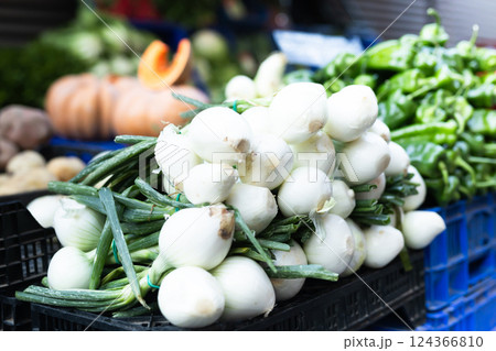 Peeled bulb onion with sprout are in box in grocery store. Peeled bulb onion with sprout are in box in grocery store. 124366810