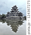 鏡に映る国宝松本城 124367273