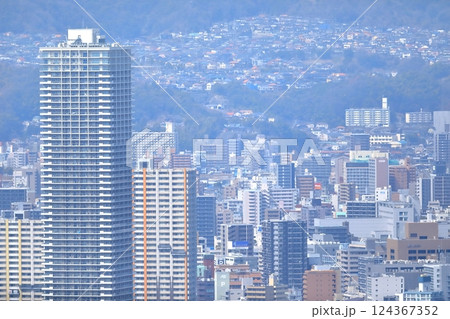 広島市の街並み（黄金山頂上からの風景） 124367352