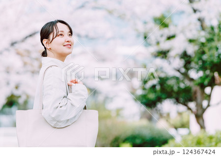 桜の花と若い女性 桜の花と若い女性 124367424