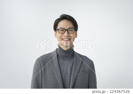 カメラ目線の40代の男性 カメラ目線の40代の男性 124367526