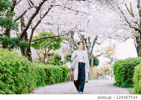 桜並木を散歩する若い女性 桜並木を散歩する若い女性 124367534