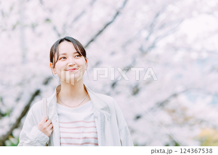 桜の花と若い女性 桜の花と若い女性 124367538