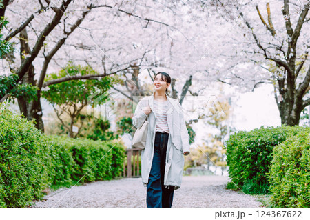桜並木を散歩する若い女性 桜並木を散歩する若い女性 124367622