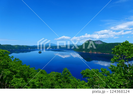 空を映す初夏の摩周湖。弟子屈、北海道、日本。6月下旬。 124368124