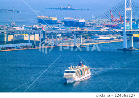 日本の横浜都市景観 大黒ふ頭の自動車運搬船や初入港。横浜港に到着したオイローパ2（手前）＝3月25日 124368127