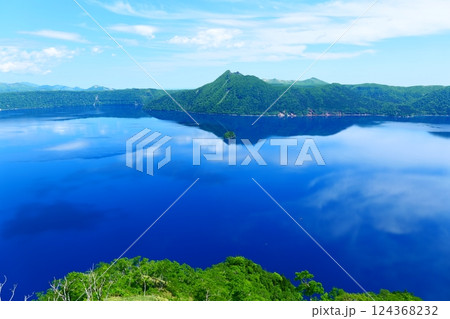 空を映す初夏の摩周湖。弟子屈、北海道、日本。6月下旬。 124368232