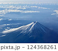 飛行機から見た冠雪が美しい富士山と雲海 124368261