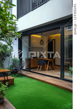 緑に囲まれた小さな庭の癒し空間 緑に囲まれた小さな庭の癒し空間 124368265