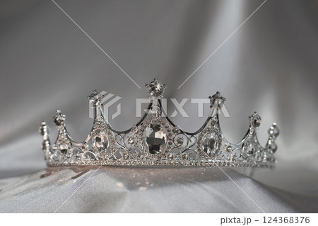 Luxury golden crown with  diamonds 124368376