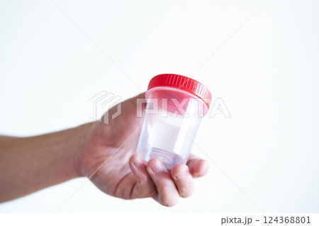 採精カップを手に持つ男性 124368801