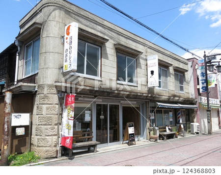 飯能市の飯能銀座商店街に残る看板建築 飯能市の飯能銀座商店街に残る看板建築 124368803