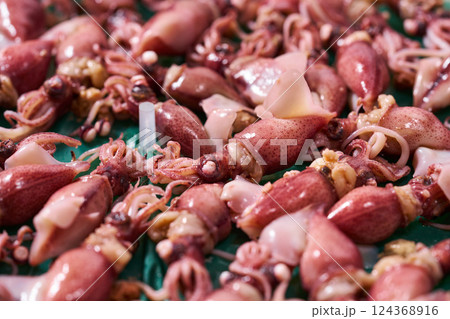 トレーに並べたホタルイカ トレーに並べたホタルイカ 124368916