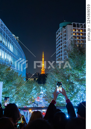 TOKYO, JAPAN - Nov 8, 2024: People taking picture of Tokyo tower at Roppongi Hills TOKYO, JAPAN - Nov 8, 2024: People taking picture of Tokyo tower at Roppongi Hills 124369059