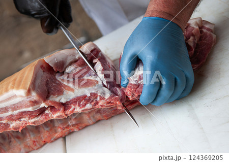 Cutting meat on the stall 124369205