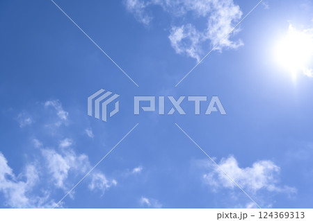 夏の空　太陽と雲　横浜 124369313
