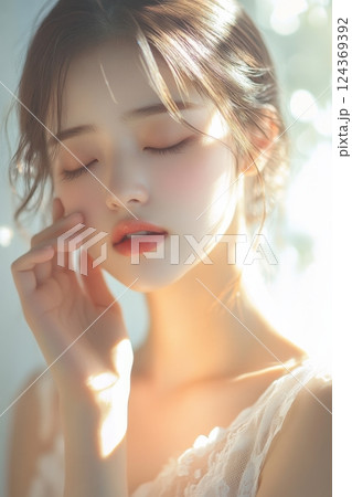 日本の女性が穏やかな自然光の中で美容ケアを 日本の女性が穏やかな自然光の中で美容ケアを 124369392