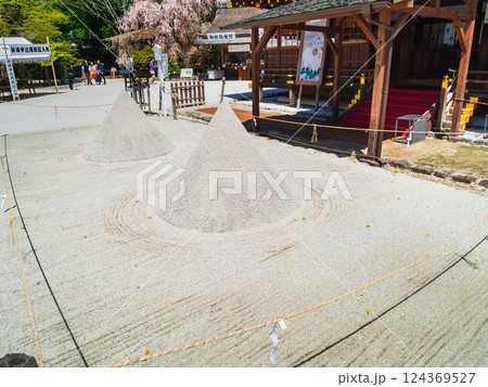 春の京都　上賀茂神社　お清めの砂の起源とされる立砂 124369527