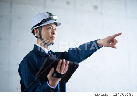 作業着の男性 作業着の男性 124369589
