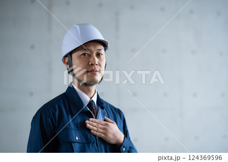 作業着の男性 124369596
