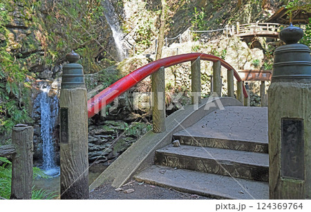 越生町　黒山三滝の男滝・女滝 124369764
