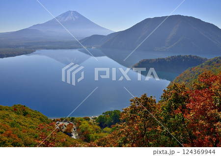 天子山地の中之倉峠展望台より望む富士山と紅葉の本栖湖に映る逆さ富士と竜ヶ岳 124369944