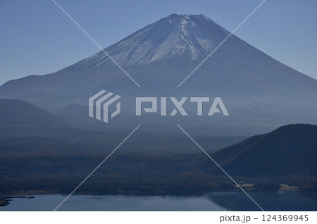 天子山地の中之倉峠展望台より　初冠雪の頃の富士山 124369945