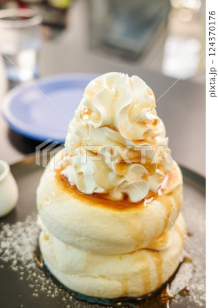 クリームがたっぷりのったパンケーキ クリームがたっぷりのったパンケーキ 124370176