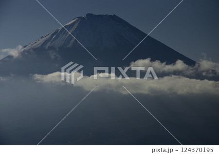 御坂山地の横沢ノ頭より 初冠雪の頃の富士山を望む 御坂山地の横沢ノ頭より 初冠雪の頃の富士山を望む 124370195