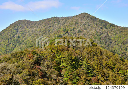 御坂山地の五湖山から眺める山梨百名山 紅葉の三方分山 御坂山地の五湖山から眺める山梨百名山 紅葉の三方分山 124370199