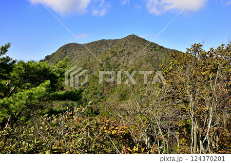 御坂山地の五湖山から眺める秋色の三方分山 御坂山地の五湖山から眺める秋色の三方分山 124370201