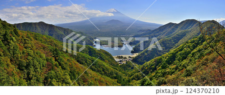 御坂山地　紅葉の精進山より　富士山と精進湖を望むパノラマ 124370210