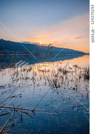 朝を迎えた諏訪湖【下諏訪町より撮影】 124370293