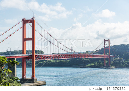長崎県平戸市　朱色が美しい平戸大橋 124370382