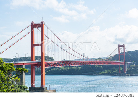 長崎県平戸市　朱色が美しい平戸大橋 124370383