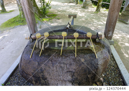 〈島根県〉玉作湯神社の手水舎 〈島根県〉玉作湯神社の手水舎 124370444