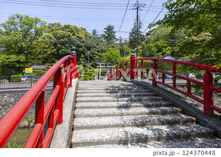 〈島根県〉玉作湯神社の前にある赤い橋 124370448