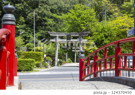 〈島根県〉玉作湯神社の前にある赤い橋 124370450