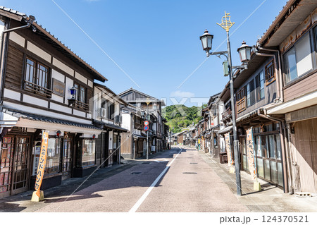 長崎県平戸市　古い佇まいが残る平戸の街並み 124370521