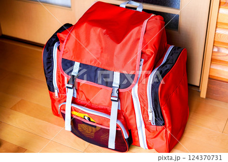 地震や火事などの災害のための防災リュック 124370731